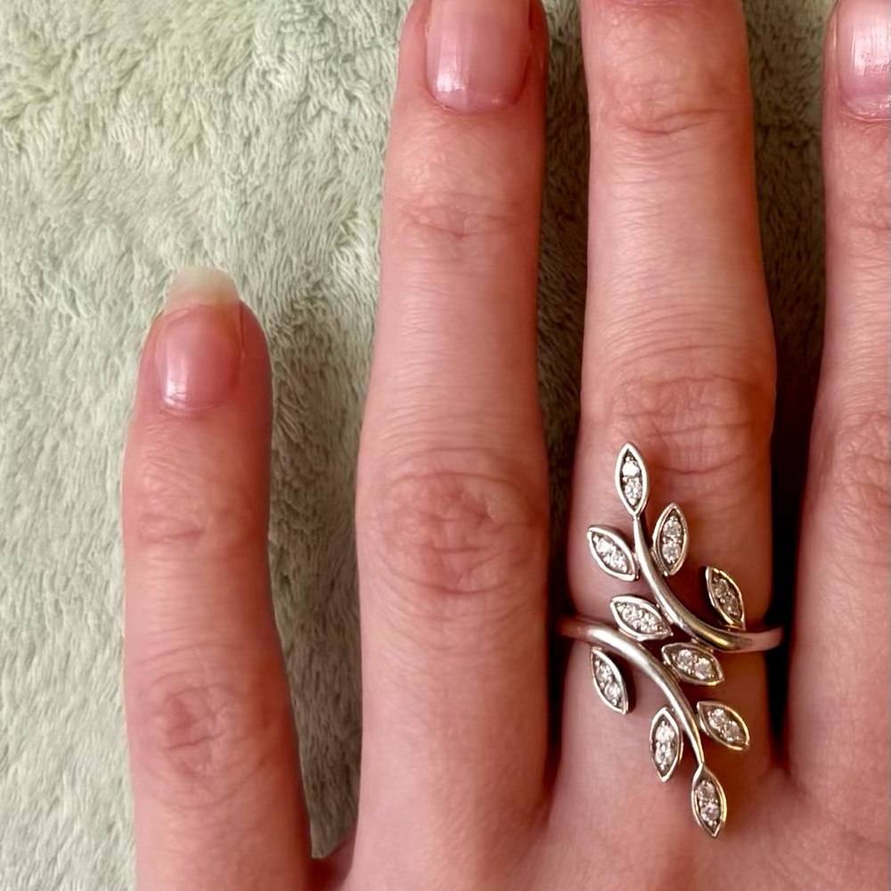 Elegant Silver Leaf Ring